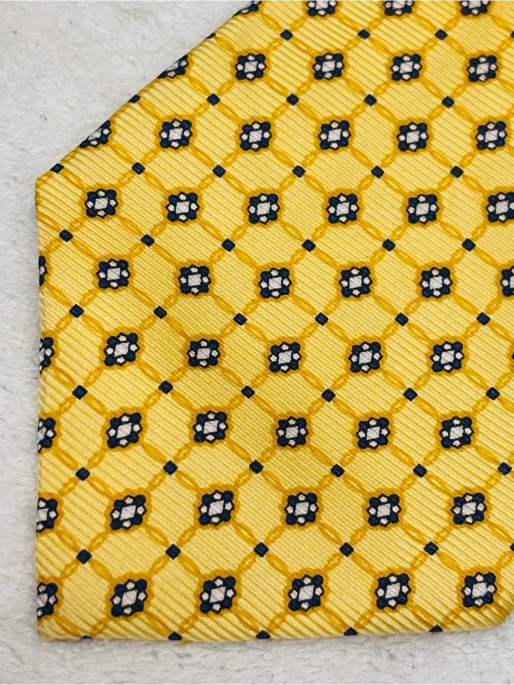 Brand New Stylish Tie By Jos A. Bank - Tie Is 3 3/4 Inches Wide
